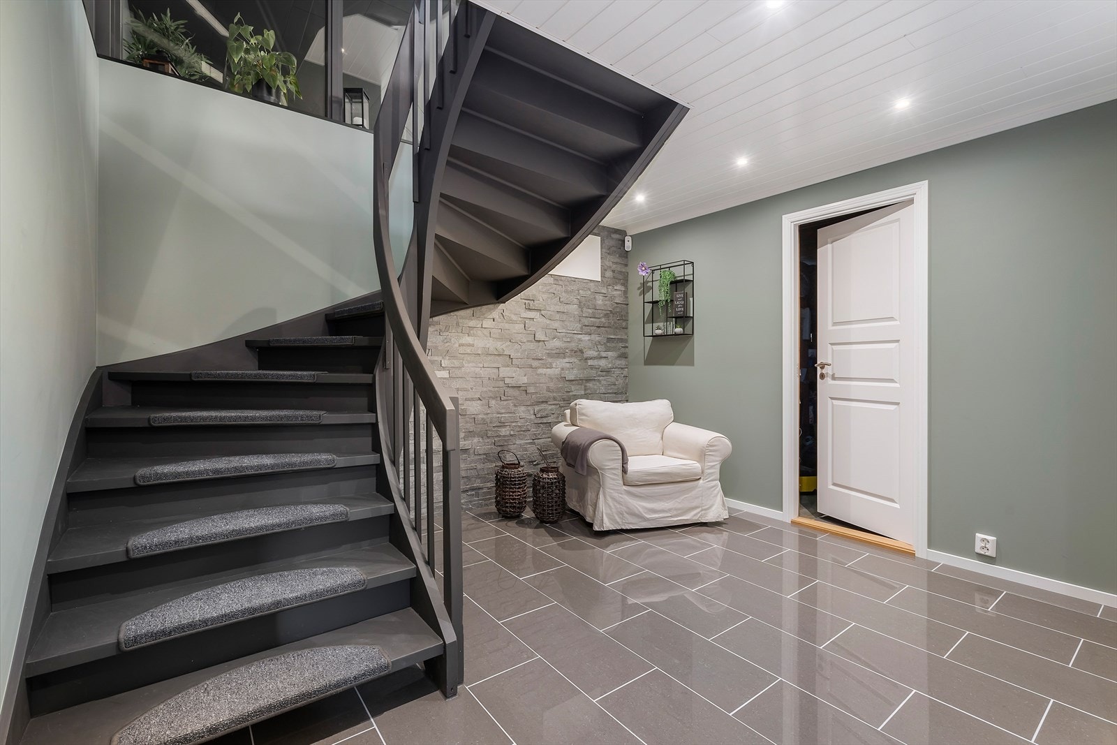 Lekker flislagt hall med varmekabler i gulv. Galleribilde