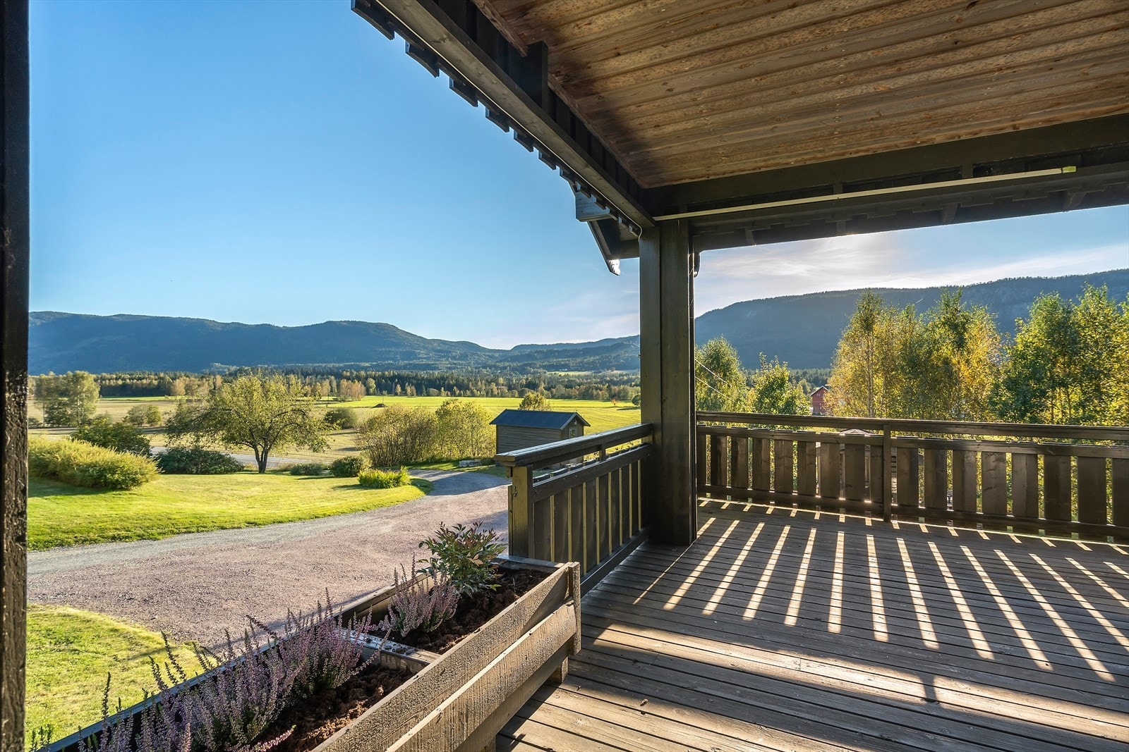 Stor terrasse på ca 30 kvm med sol fra øst og sydvest. Galleribilde