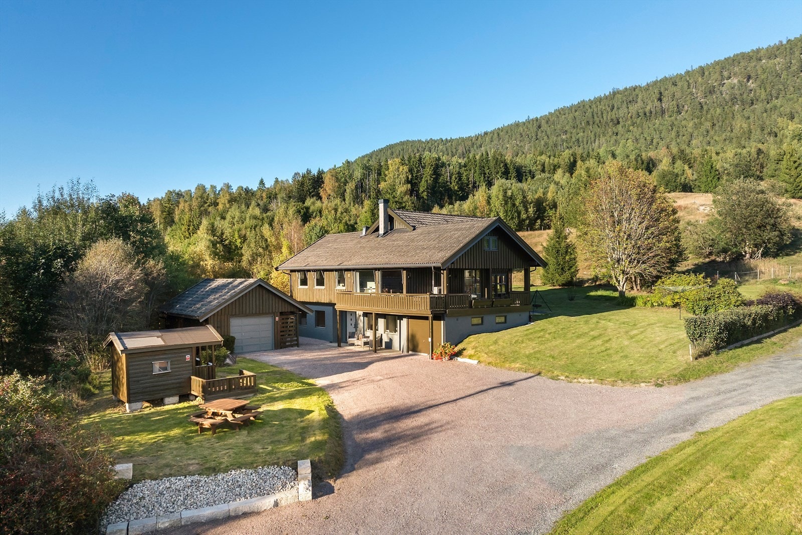 To garasjer på eiendommen. Frittstående garasje er på ca 31 kvm. Galleribilde