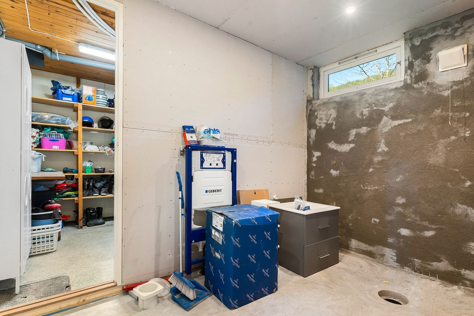 Vaskerom og nytt baderom som er klar til innredning. Galleribilde