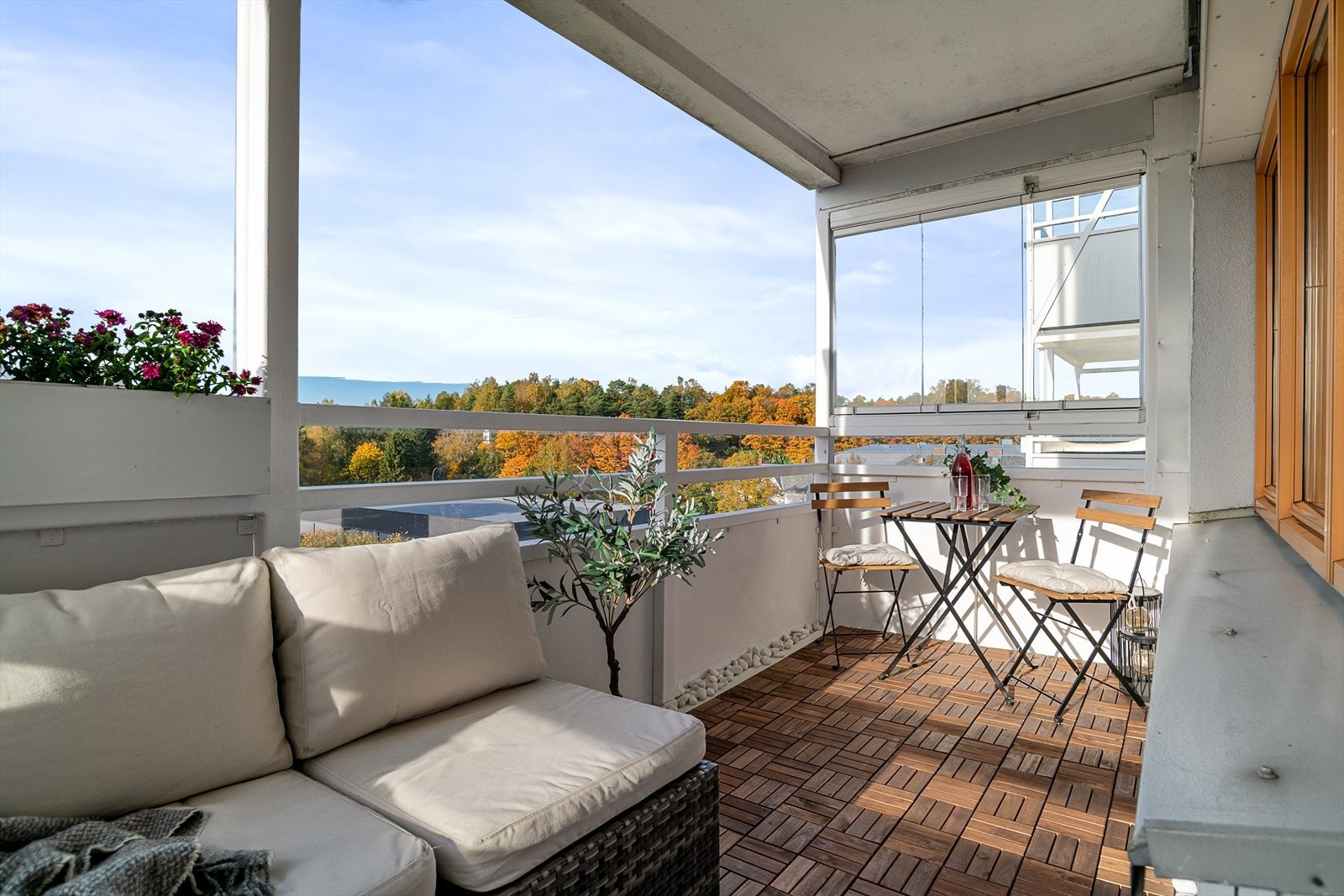 Balkongen er på ca 9 kvm. Her er det installert glass på sidene som skjermer for alt fra vind til lyd Galleribilde