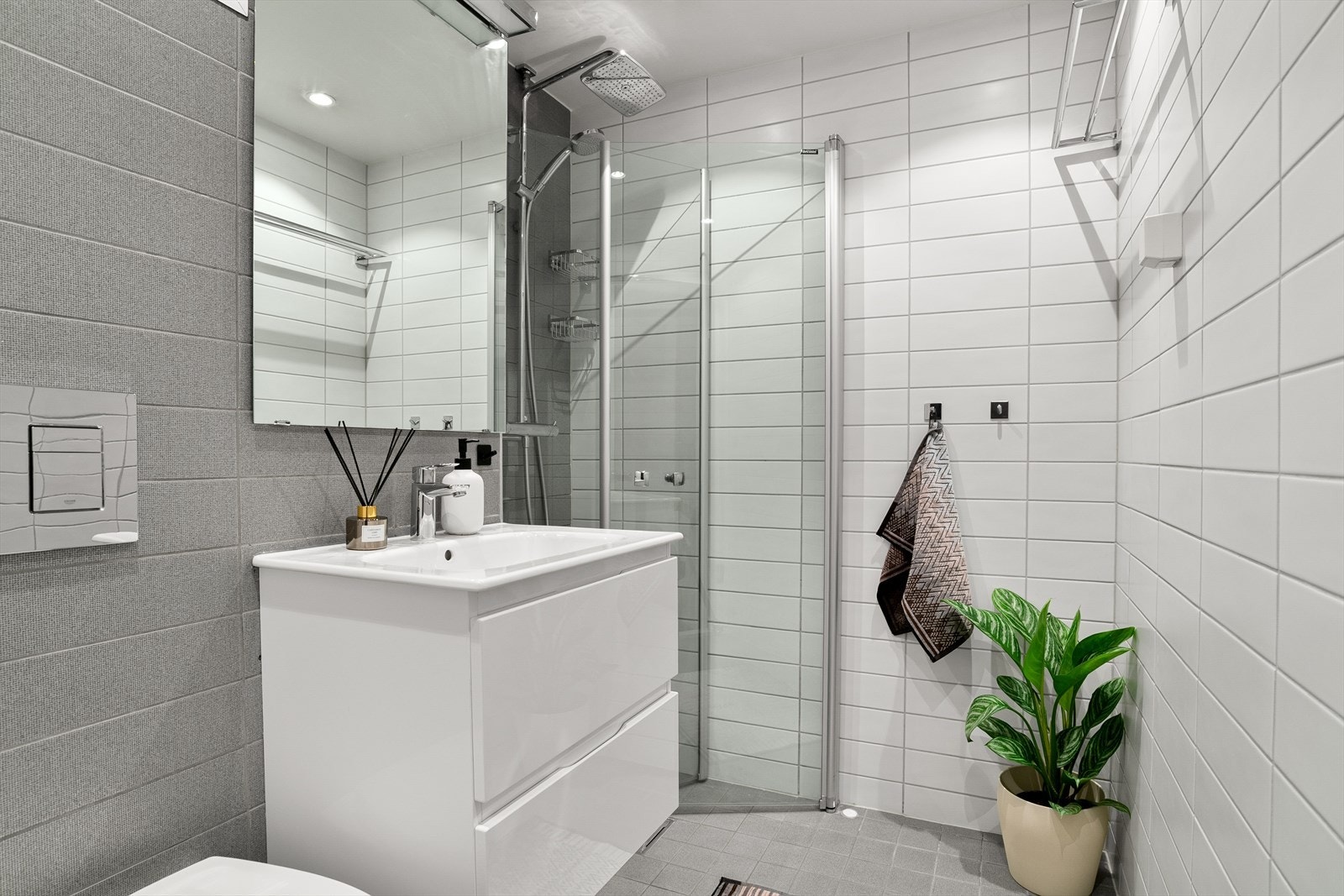 Varmtvann er inkludert i fellesutgiftene. Her er det også satt inn helt ny innredning i 2025, membran/sluk fra 2011/12 Galleribilde