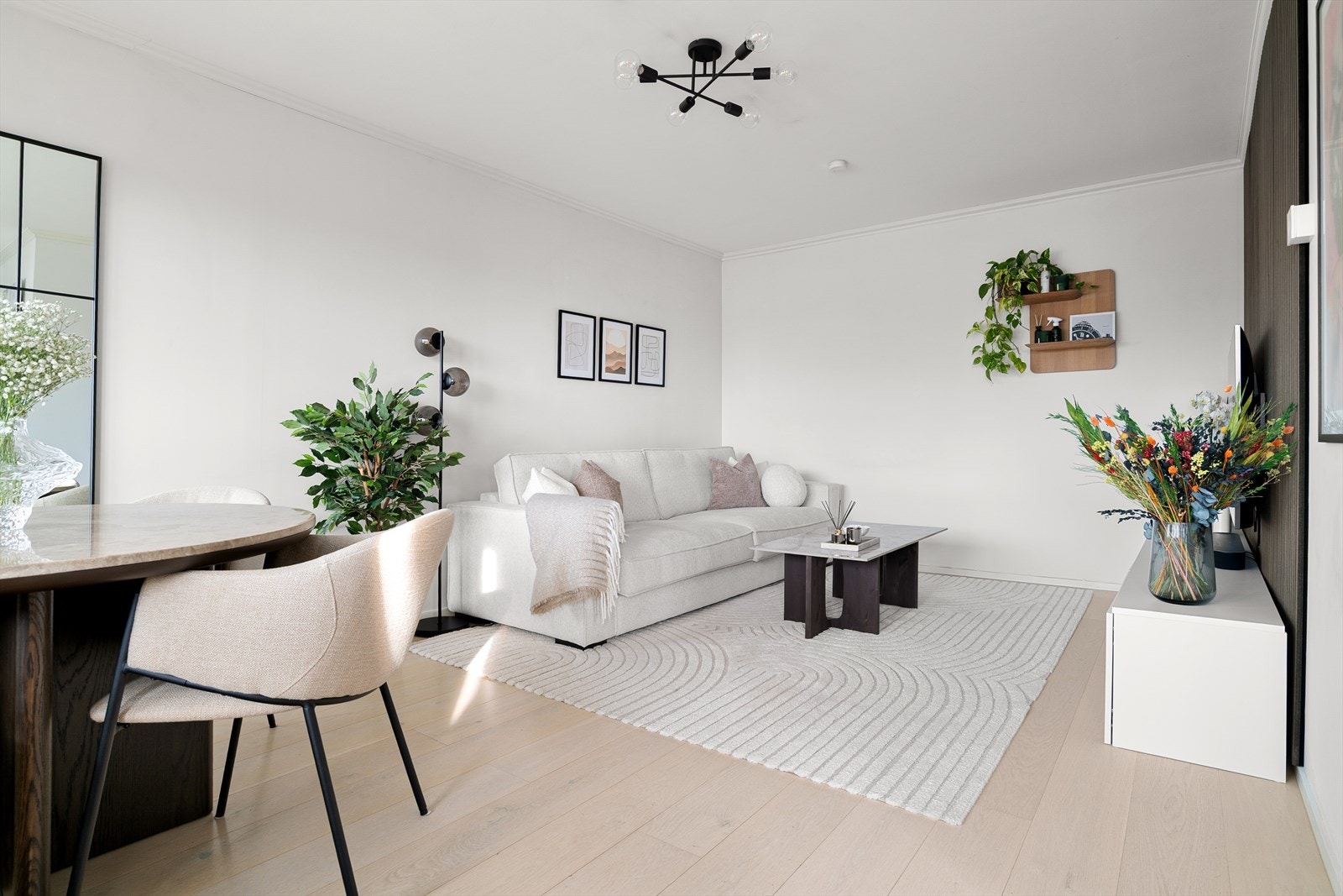 Selgers strømutgifter har vært på ca. 150-200 om sommeren, og ca. 200-300 om vinteren. Galleribilde