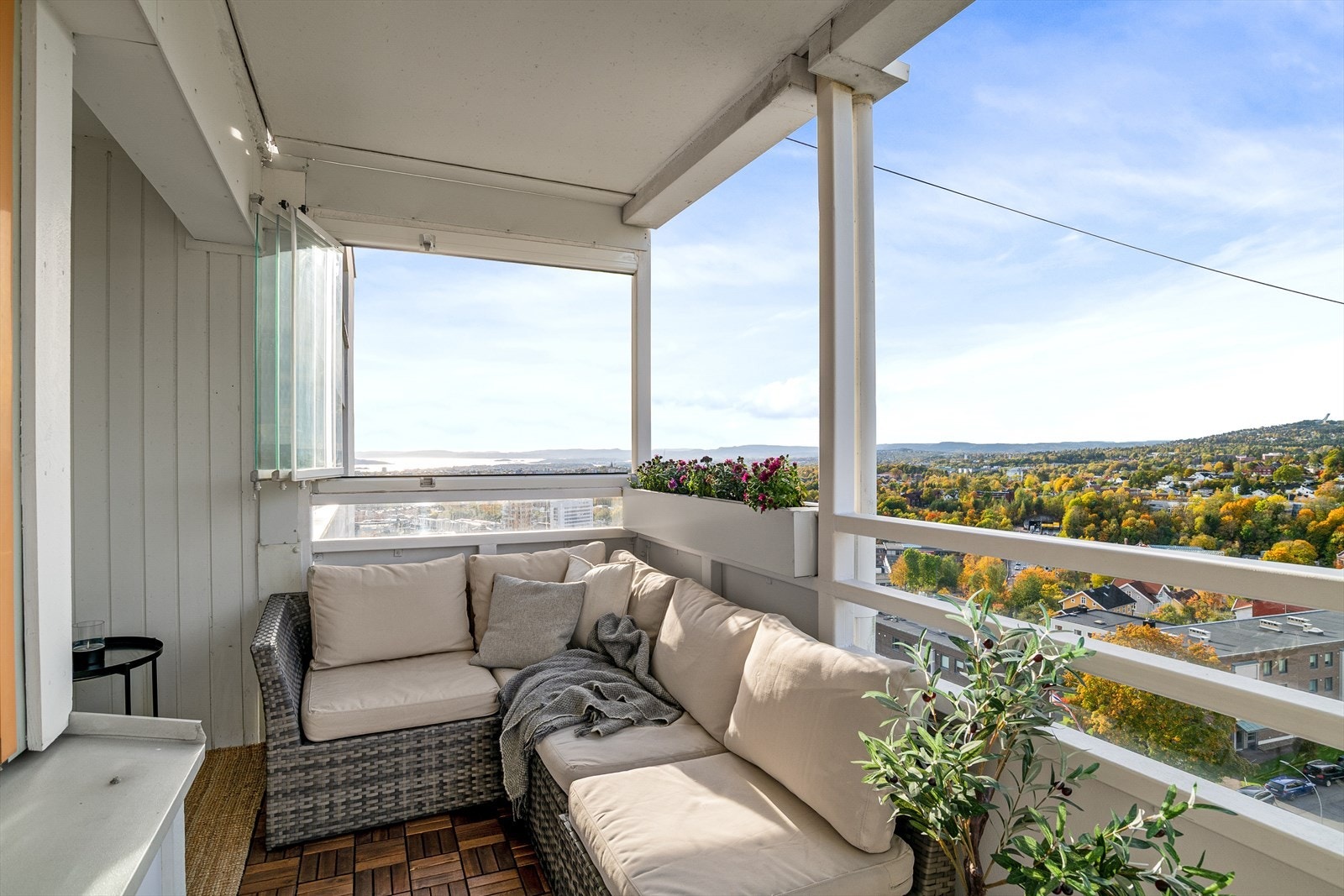 God plass til både sittegruppe og grill (tillatt med både gass og el.). Galleribilde