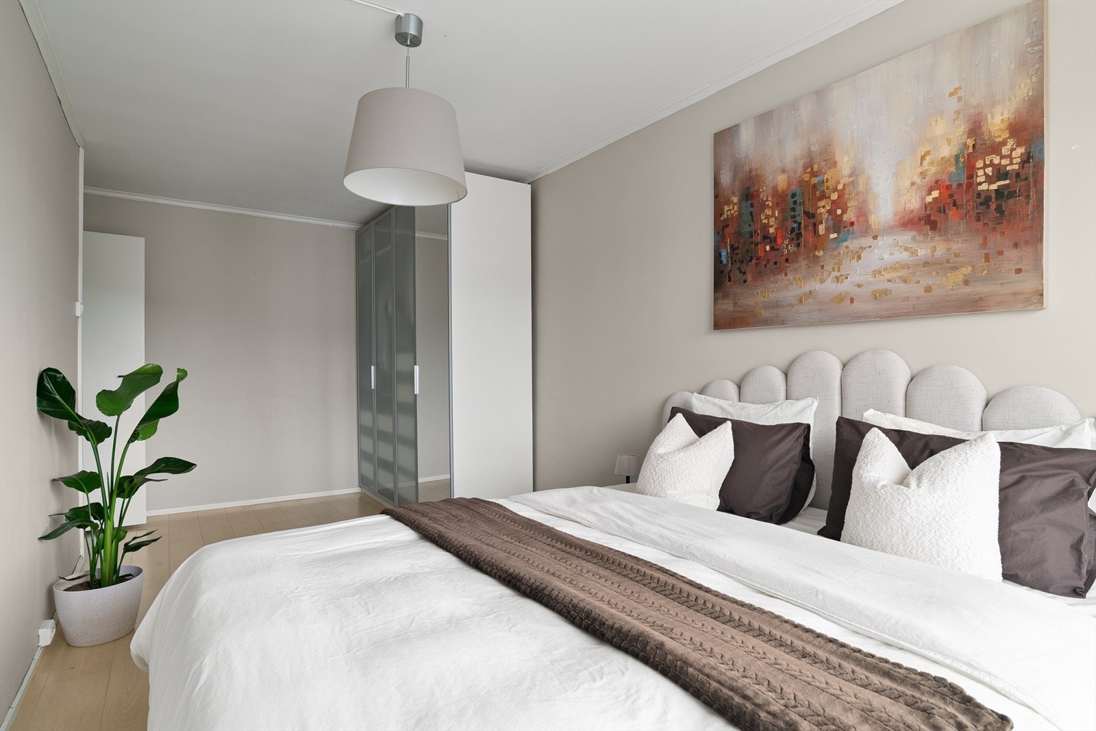 Rommet er så stort at naboer har delt opp rommet som walk-in, kontor eller ekstra bod Galleribilde