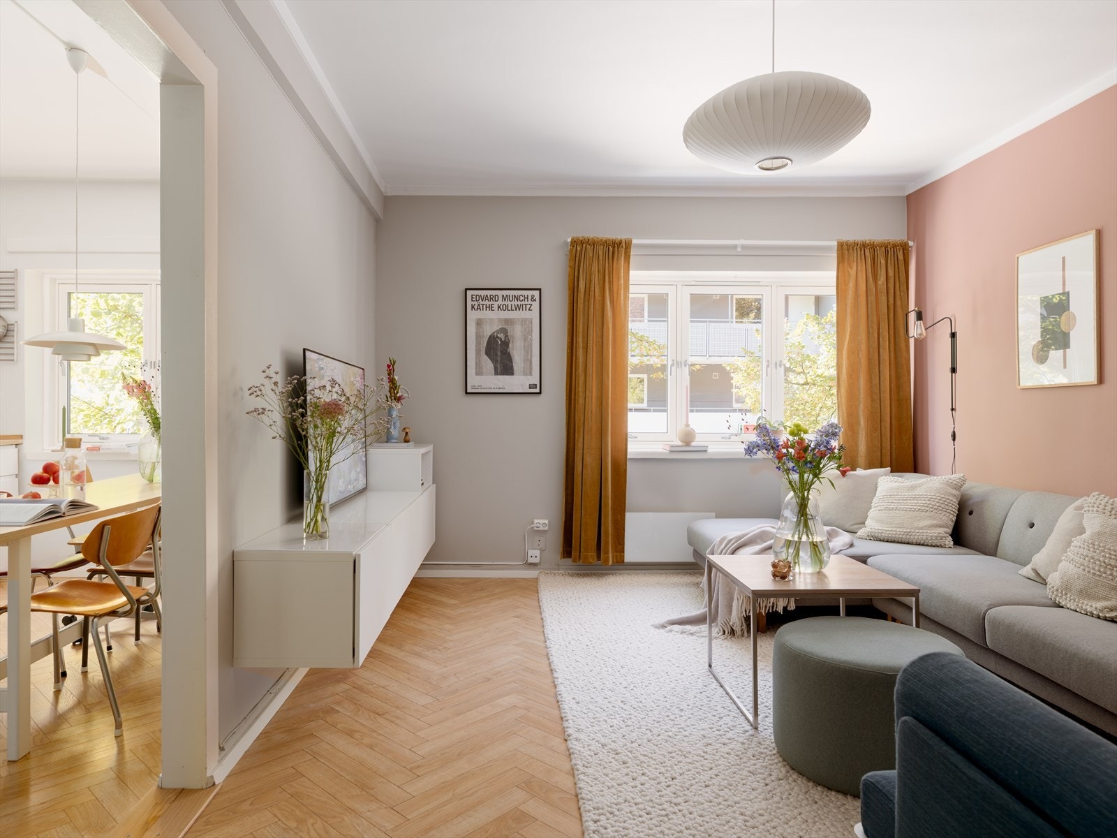 Stuen har god plass til en stor sofa og TV-benk, som gjør stuen perfekt for både avslapning og underholdning. De store vindusflatene med frodig utsyn gir deg godt med dagslys hele dagen. Galleribilde