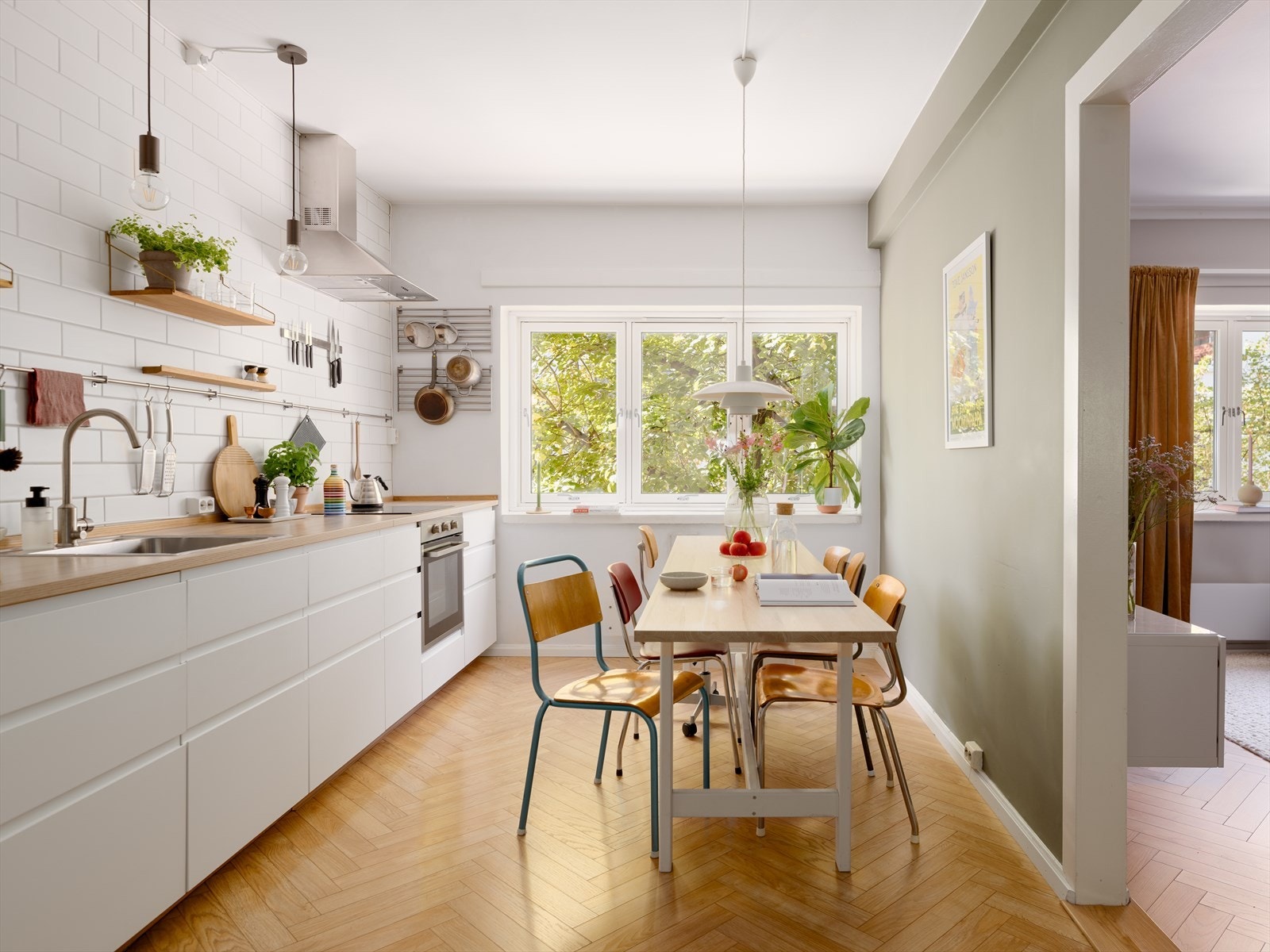 Kjøkkenet er moderne og lekkert utformet fra IKEA, med rene linjer samt smarte løsninger. Innredningen ble oppført ny i 2015. Galleribilde