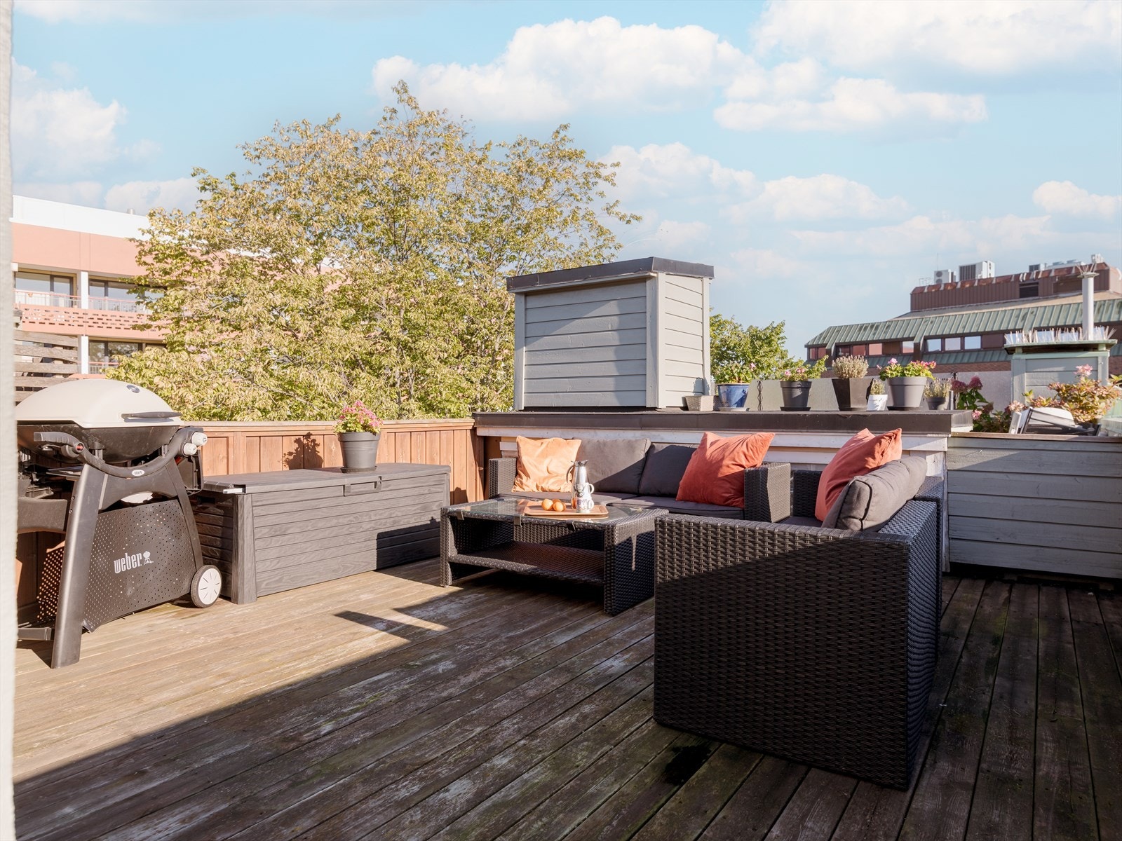 Felles takterrasse med sittegruppe og grill for beboerne. Et perfekt sted for å samle gode venner og familie i sommerhalvåret. Galleribilde