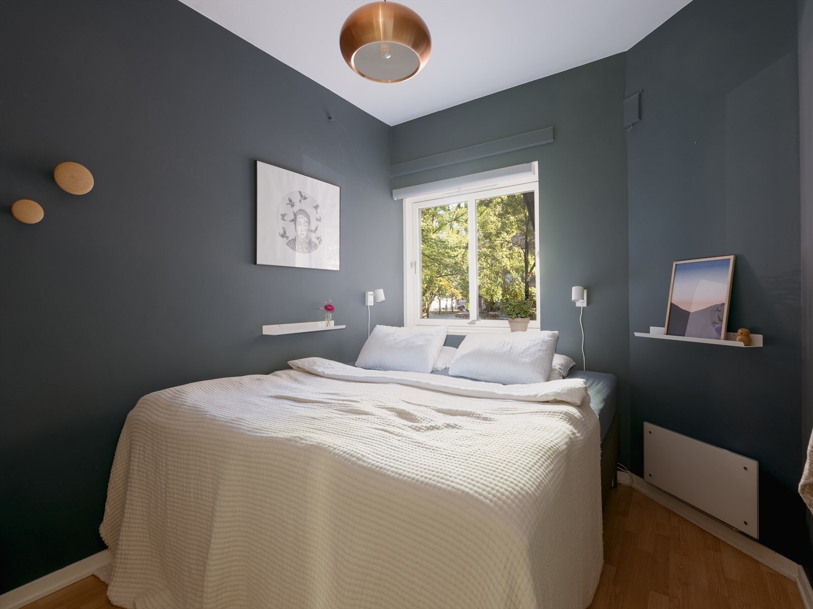 Soverommet er av god størrelse med plass til både dobbeltseng, garderobeløsning og øvrige soveromsmøblement. Galleribilde