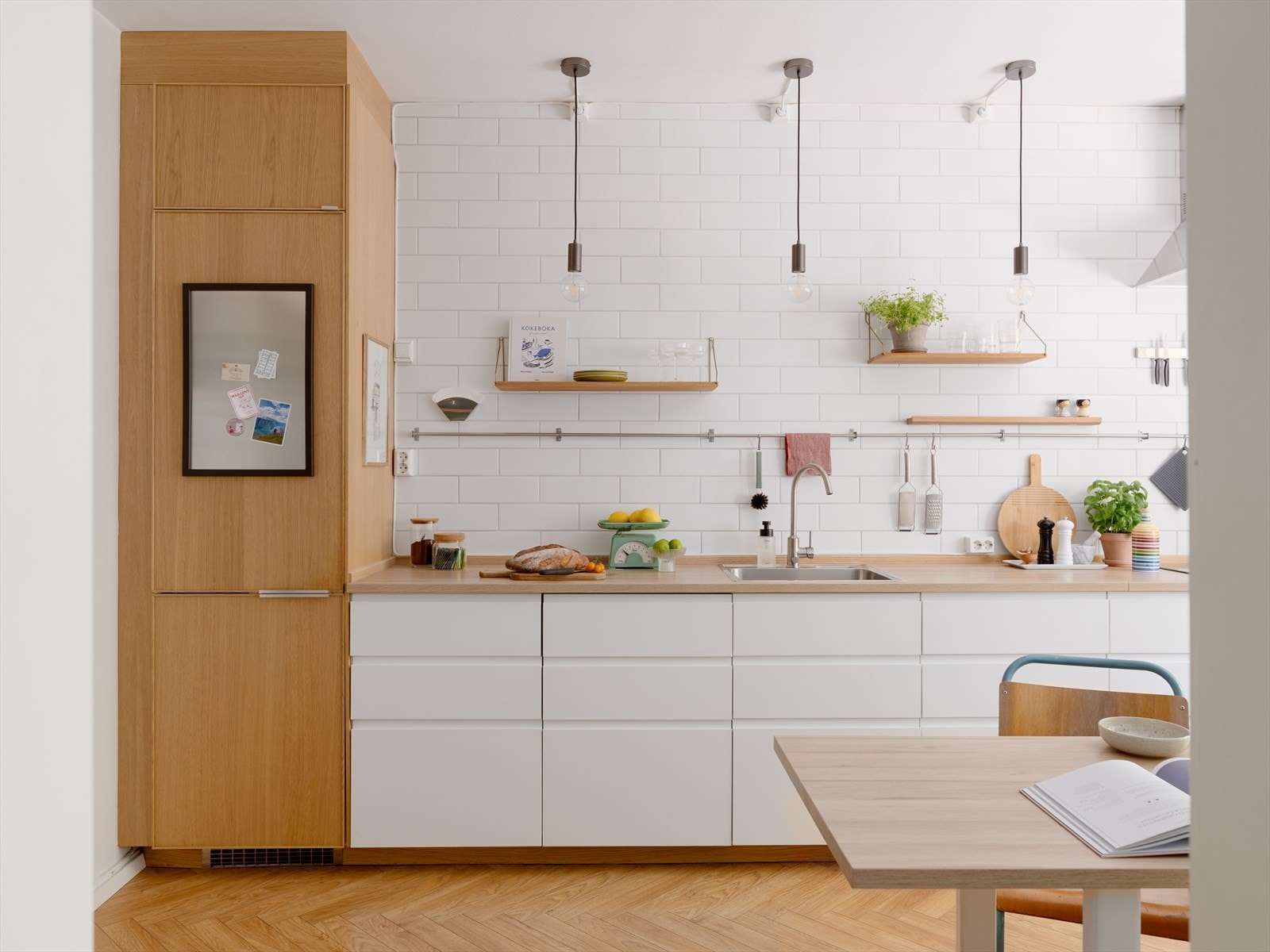 Store arbeidsflater gjør matlagingen til en glede, samtidig som designet er elegant. Lyse, glatte fronter til benkeskap samt glatte, folierte fronter med trestruktur til høyskap. Galleribilde