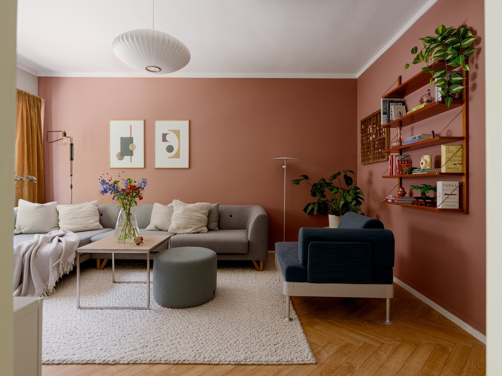 Inne venter en moderne og åpen planløsning med naturlig flyt mellom de sosiale rommene. Galleribilde