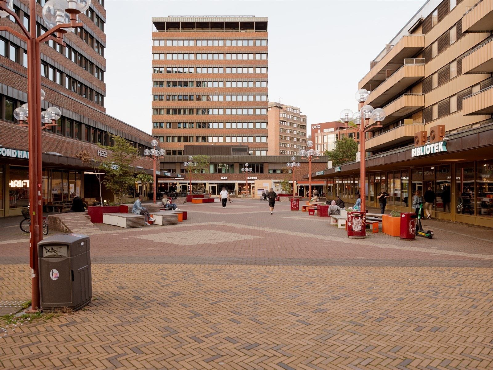 Tøyen Torg - Herfra kan du ta både tog og bane, samt nyte flere spennende matopplevelser og serveringssteder som for eksempel Postkontoret og Skatten. Galleribilde