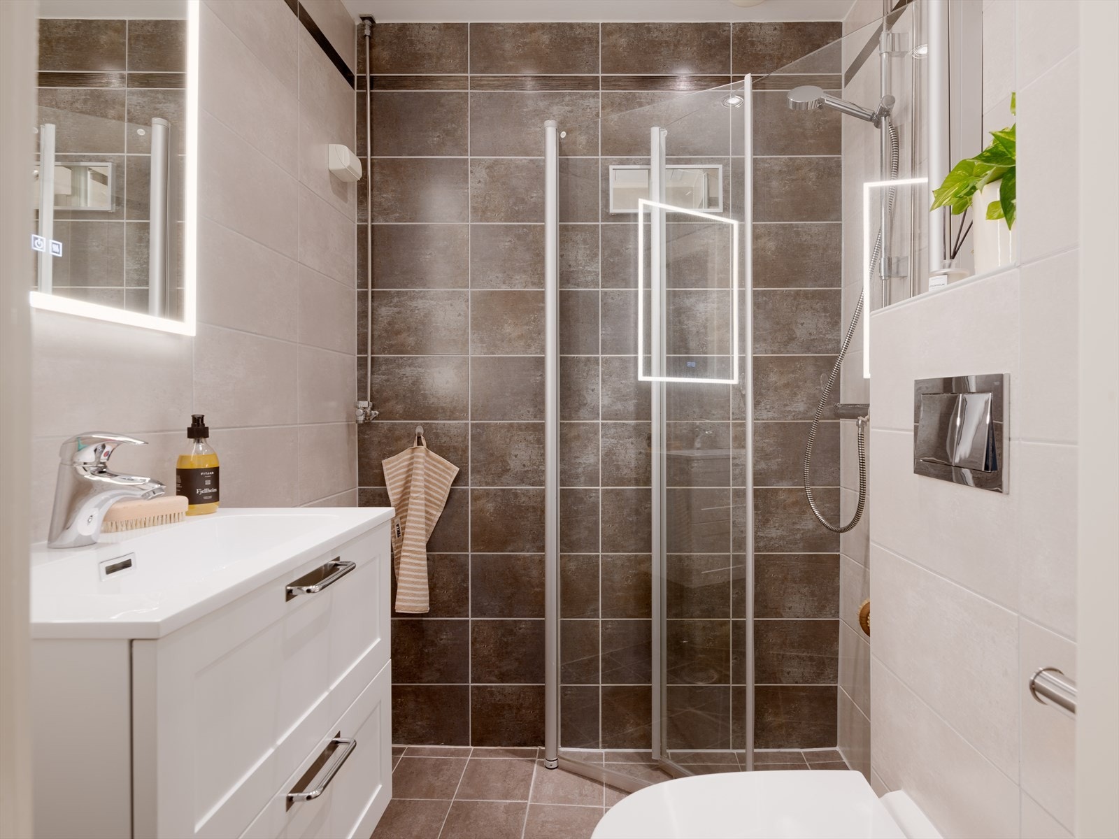 Tidløst baderom fra 2013 med varmekabler i gulv og mulighet for vaskemaskin. Galleribilde