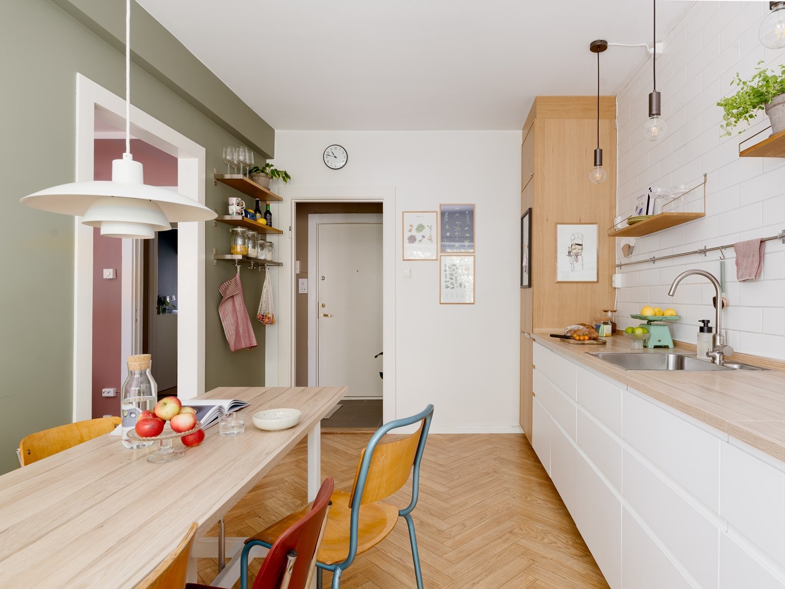 "Vi kommer virkelig til å savne området, men aller mest kommer vi til å savne det store, sosiale kjøkkenet vårt! Her har vi hatt middagsselskap med mange gjester" -Selger. Galleribilde