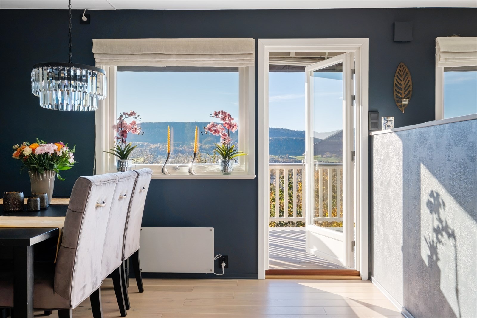 Fra stuen er det utgang til en skjermet og solrik vestvendt balkong på ca. 21 kvm med sen kveldssol. Galleribilde