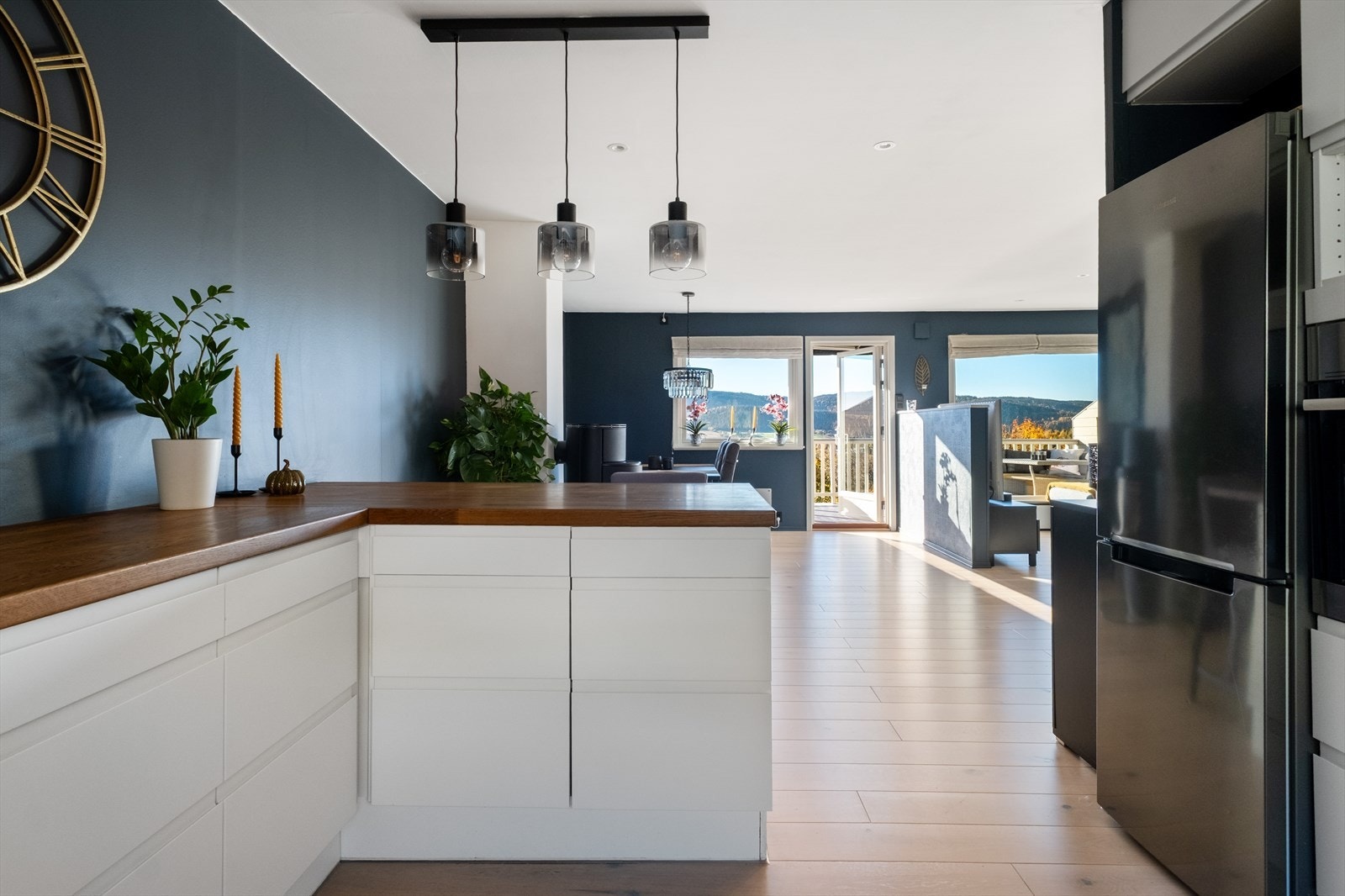 Kjøkkenet har laminerte benkeplater, slette fronter og flislagt backsplash- en funksjonell løsning som er enkel å holde ved like. Galleribilde