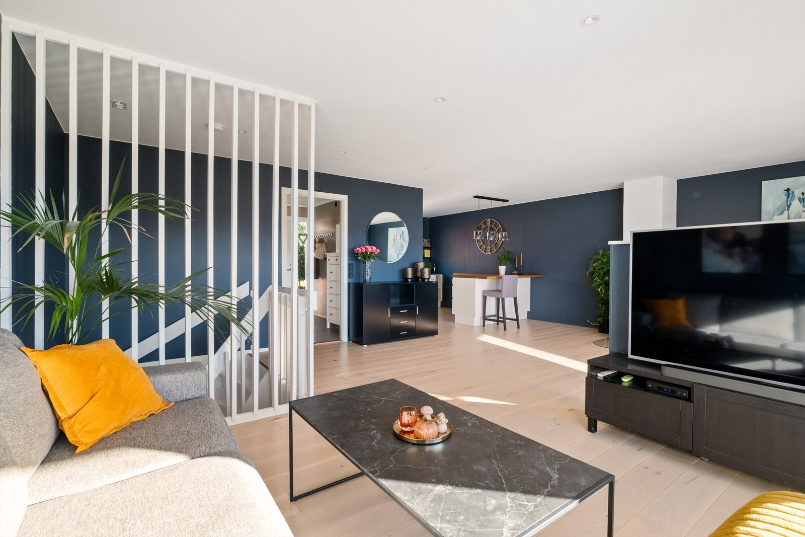 Det er god plass til sofagruppe og tilhørende møblement, samt stort spisebord. Galleribilde