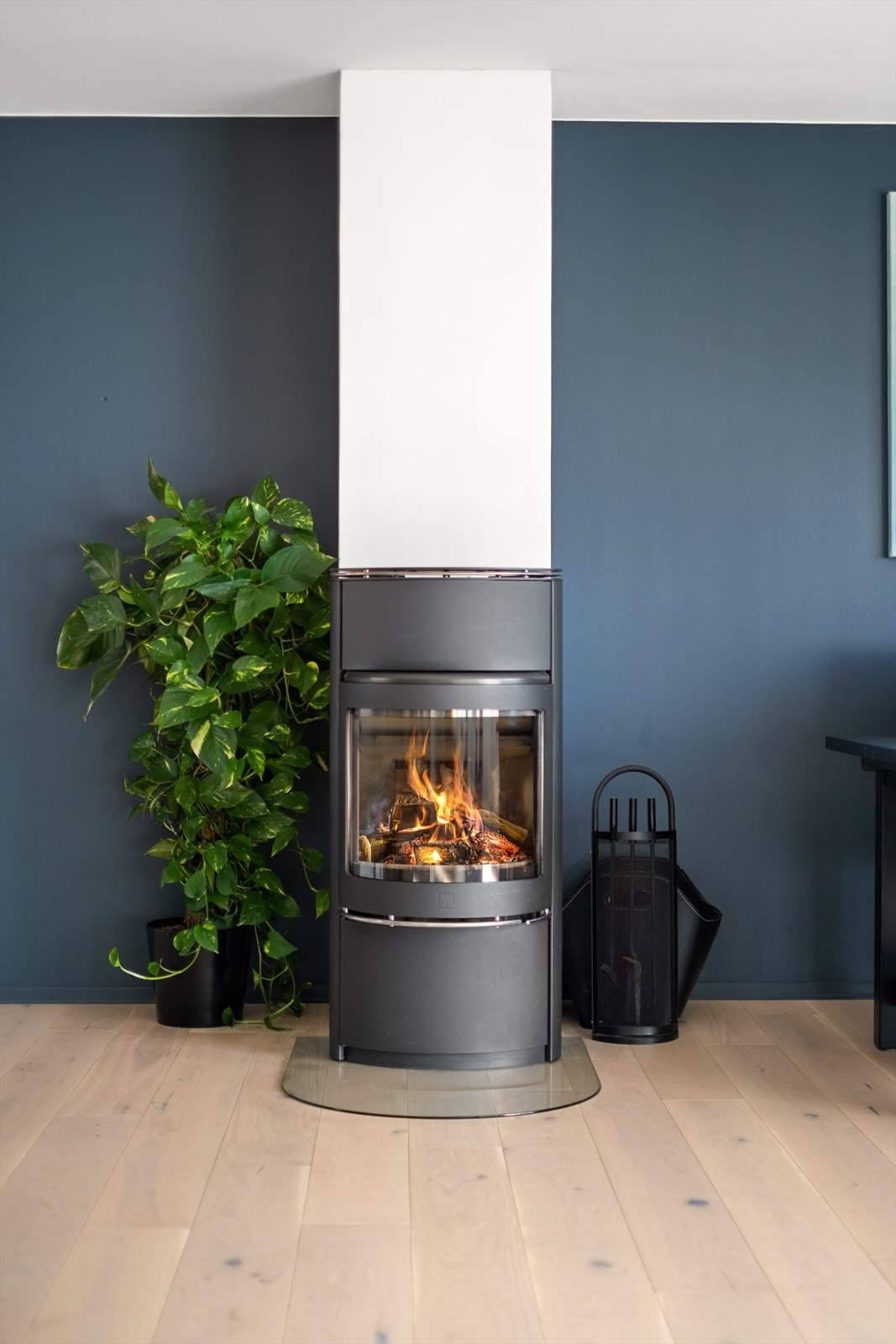 Praktisk og stilren peis som gir god varme og hyggelig stemning i rommet. Galleribilde