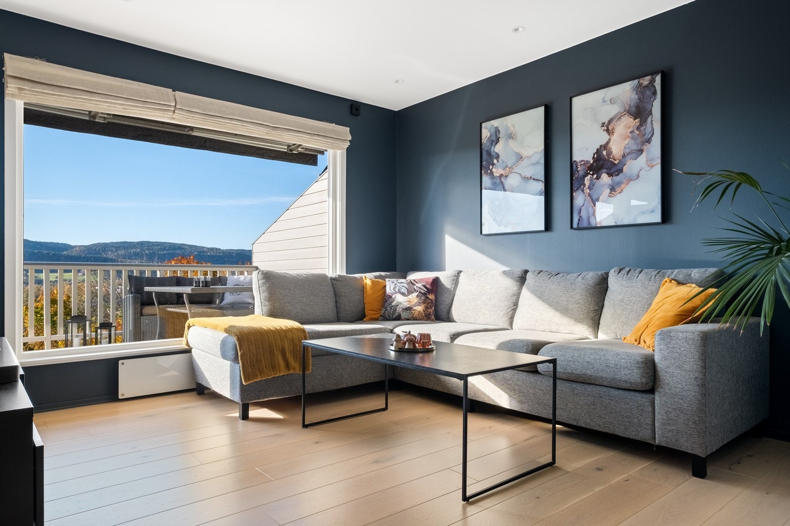 I boligens hovedetasje finner man en meget lys og romslig stue. Den åpne løsningen sikrer god utnyttelse av arealet i boligen, samtidig som rommene både blir sosiale og familievennlige. Galleribilde