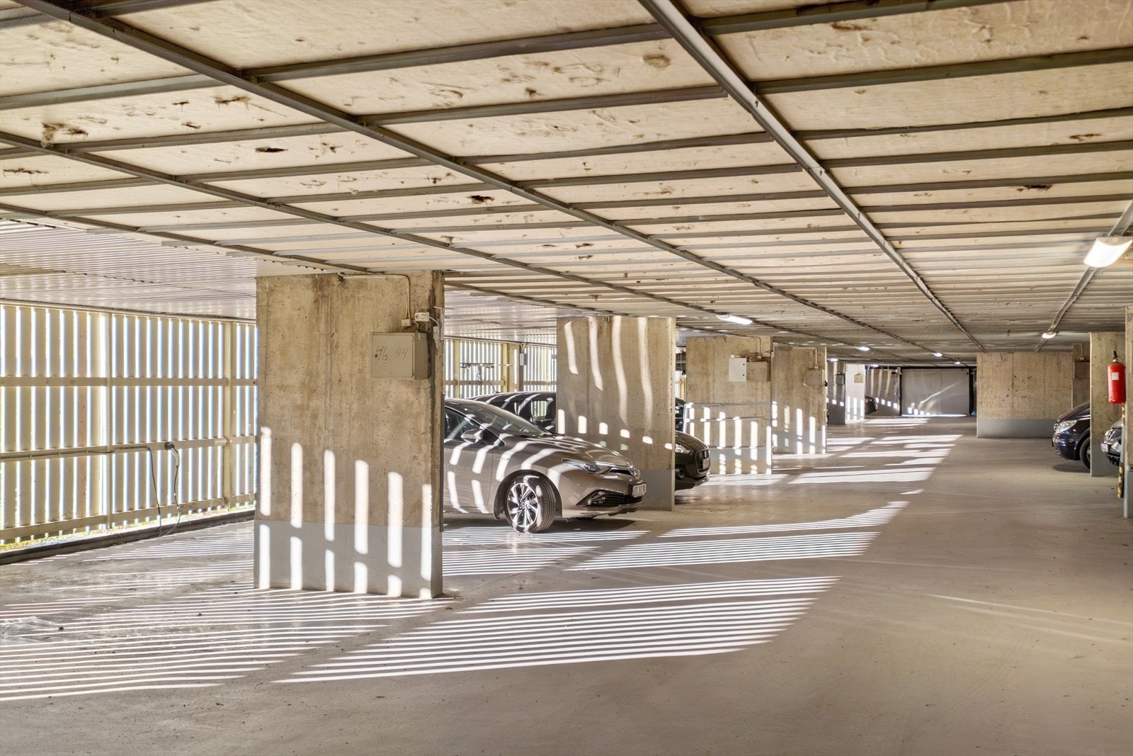 Garasjeplass i lukket anlegg med montert EL-lader (Plass nummer 17). Galleribilde