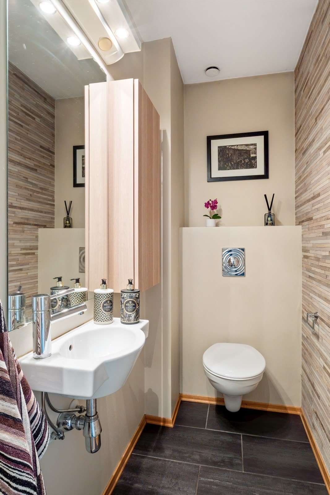 Separat WC med adkomst fra gang - en praktisk løsning i hverdagen. Galleribilde