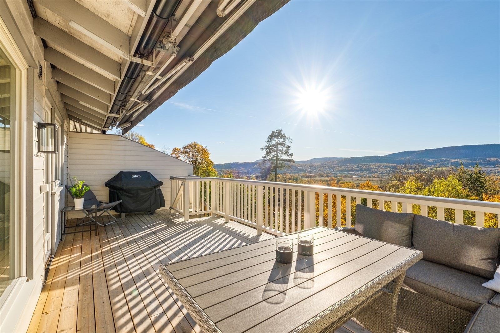 Den romslige uteplassen gir plass til både spisebord, grill og avslapningssone. Galleribilde