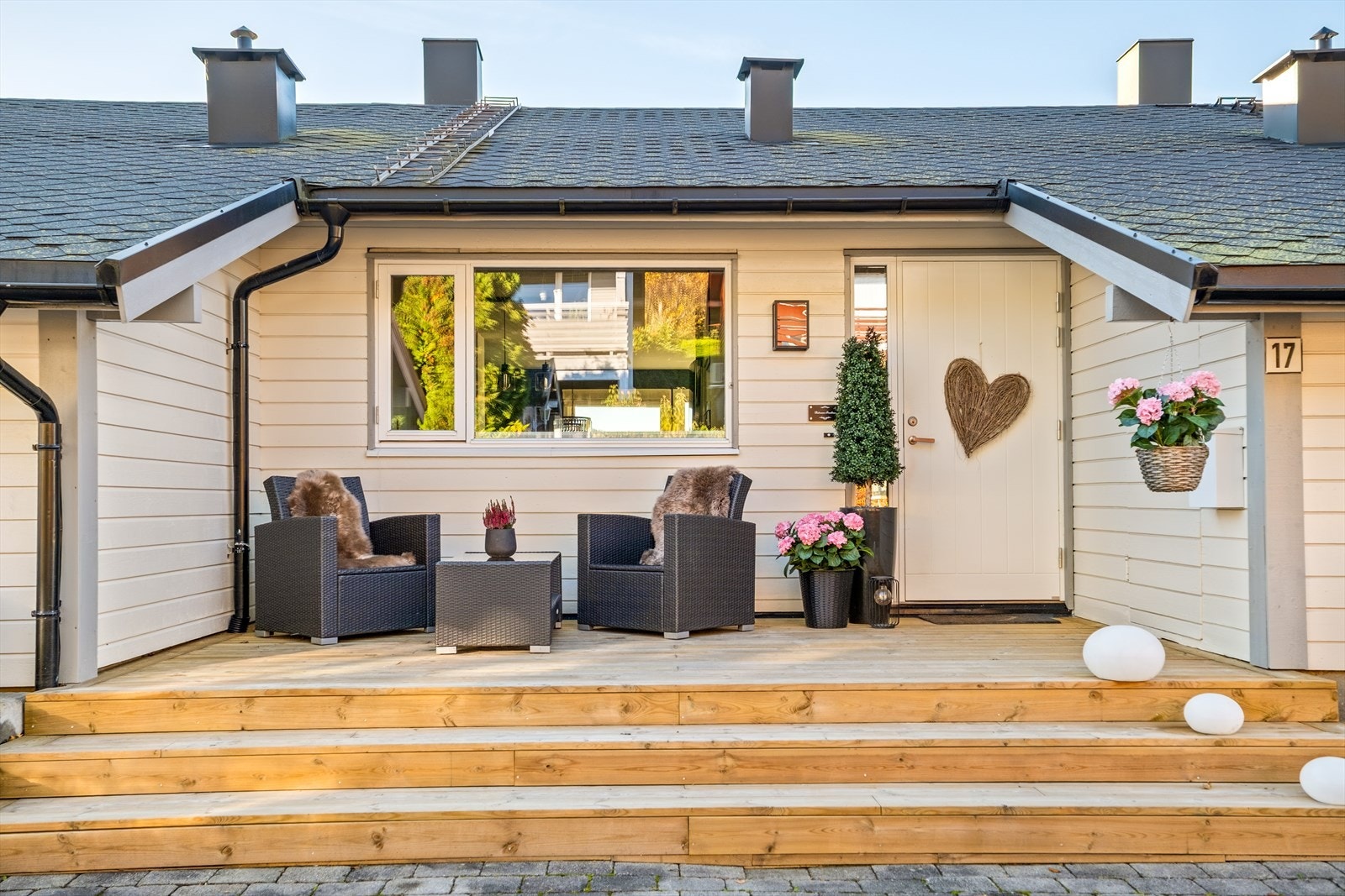 Pent og innbydende inngangsparti med plass til en liten sittegruppe. Galleribilde