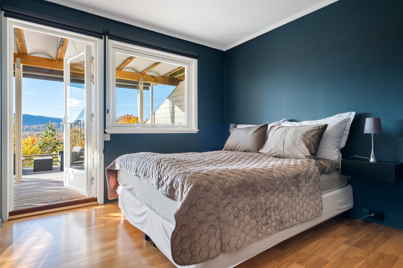 Hovedsoverommet er innredet med garderobeskap, og har ellers god plass til dobbeltseng, nattbord, kommode e.l. Galleribilde