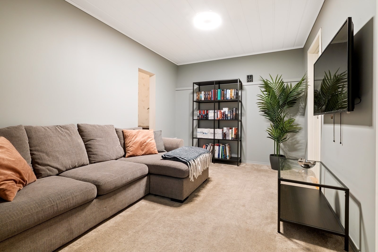 Trivelig oppholdsrom i underetasjen som egner seg godt som TV-stue eller allrom. Galleribilde