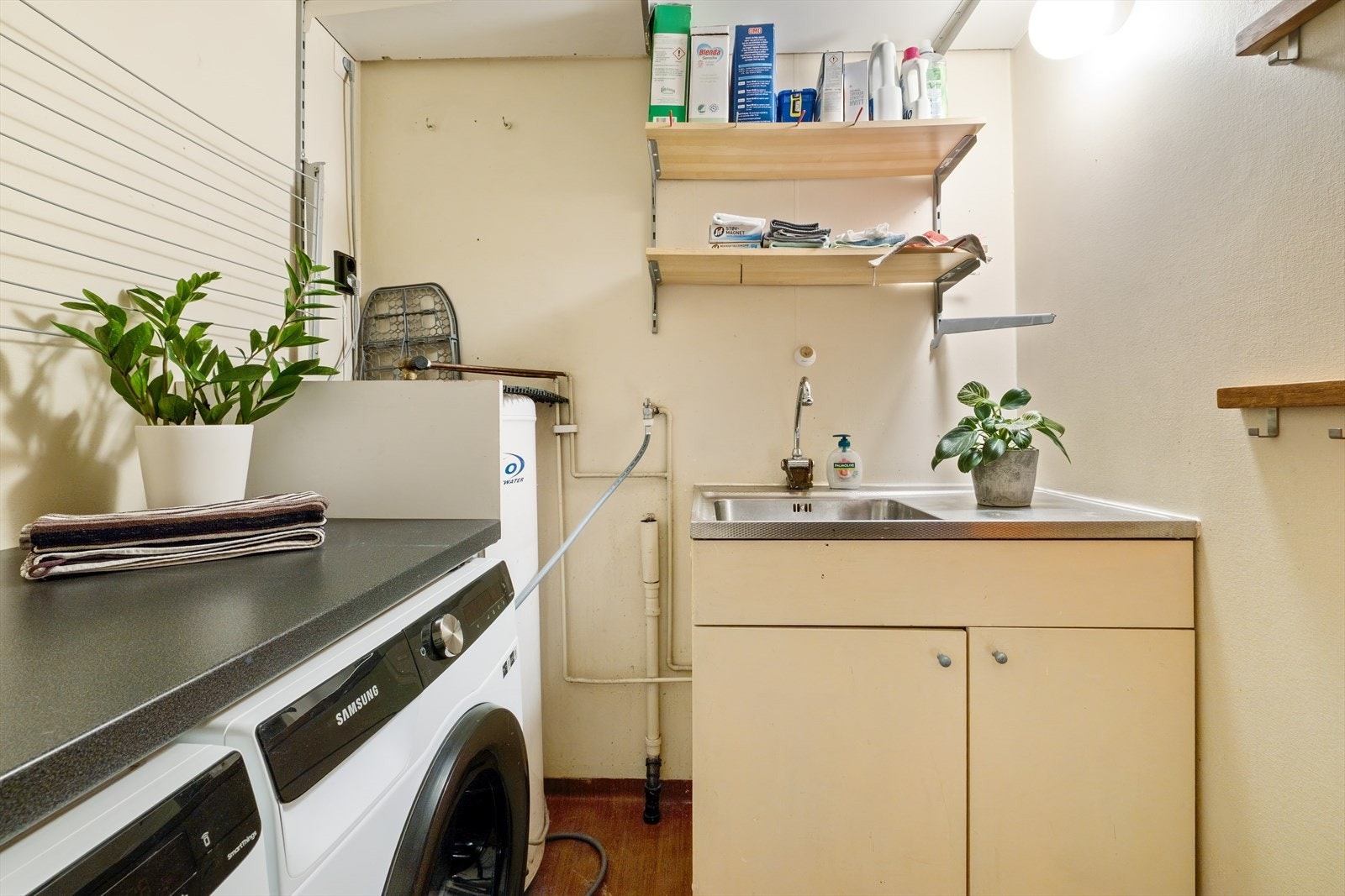 Praktisk vaskerom i direkte tilknytning til entréen. Galleribilde