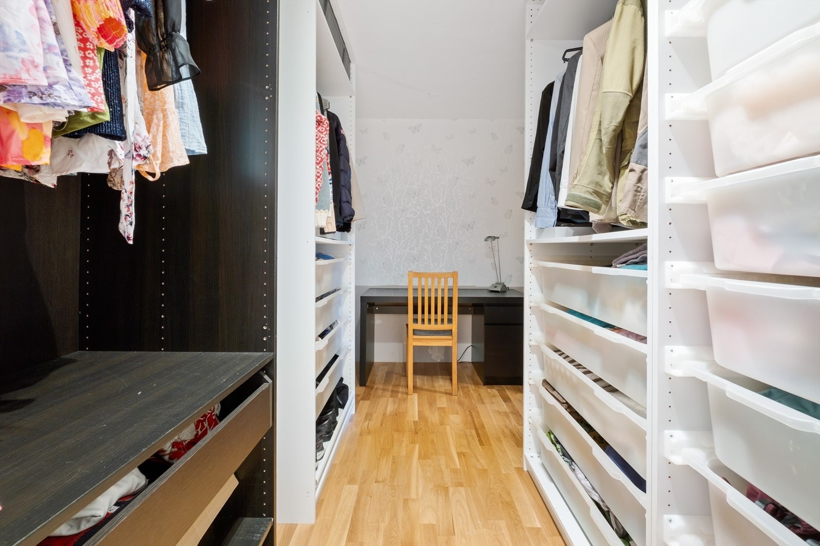 Walk-in-closet med godt oppbevaringssystem og plass til arbeidsbord eller sminkepult. Galleribilde