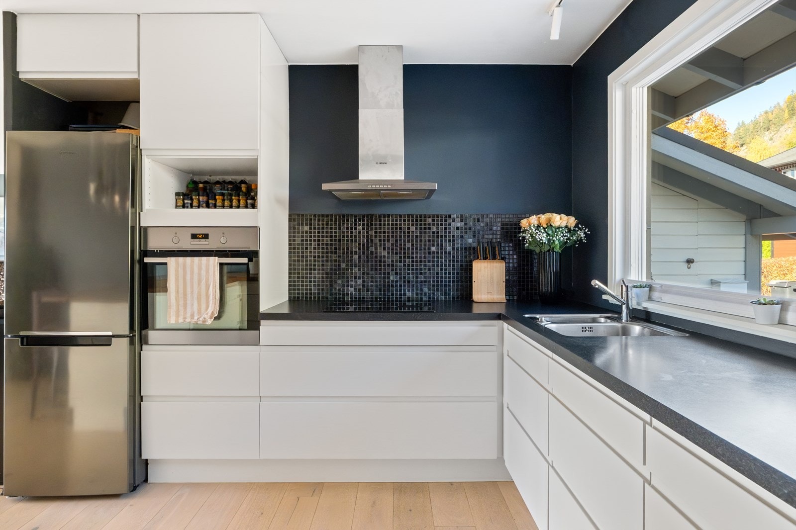 Kjøkkenet er utstyrt med integrerte hvitevarer, oppvaskmaskin og frittstående kjøleskap. Galleribilde