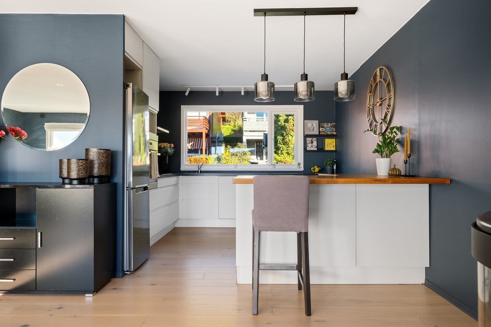 Lyst og stilrent HTH-kjøkken med innredning langs tre vegger, som gir god arbeidsflate og praktisk romutnyttelse. Galleribilde