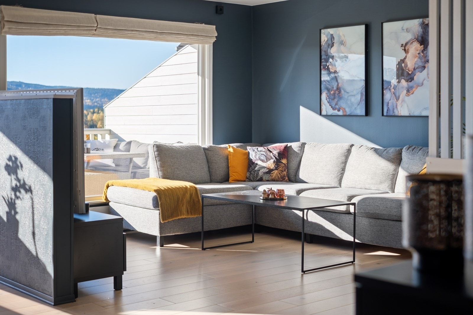 Stuen har store vindusflater som slipper inn godt med naturlig lys, og skaper en god atmosfære. Galleribilde