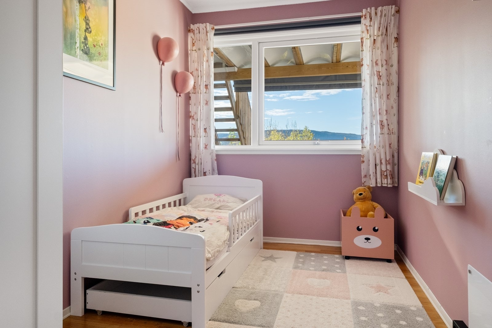 Soverom 2 og 3 har plass til seng, garderobeløsning, skrivebord e.l. Soverom 2 og 3 er perfekt som barnerom, gjesterom eller kontor. Galleribilde