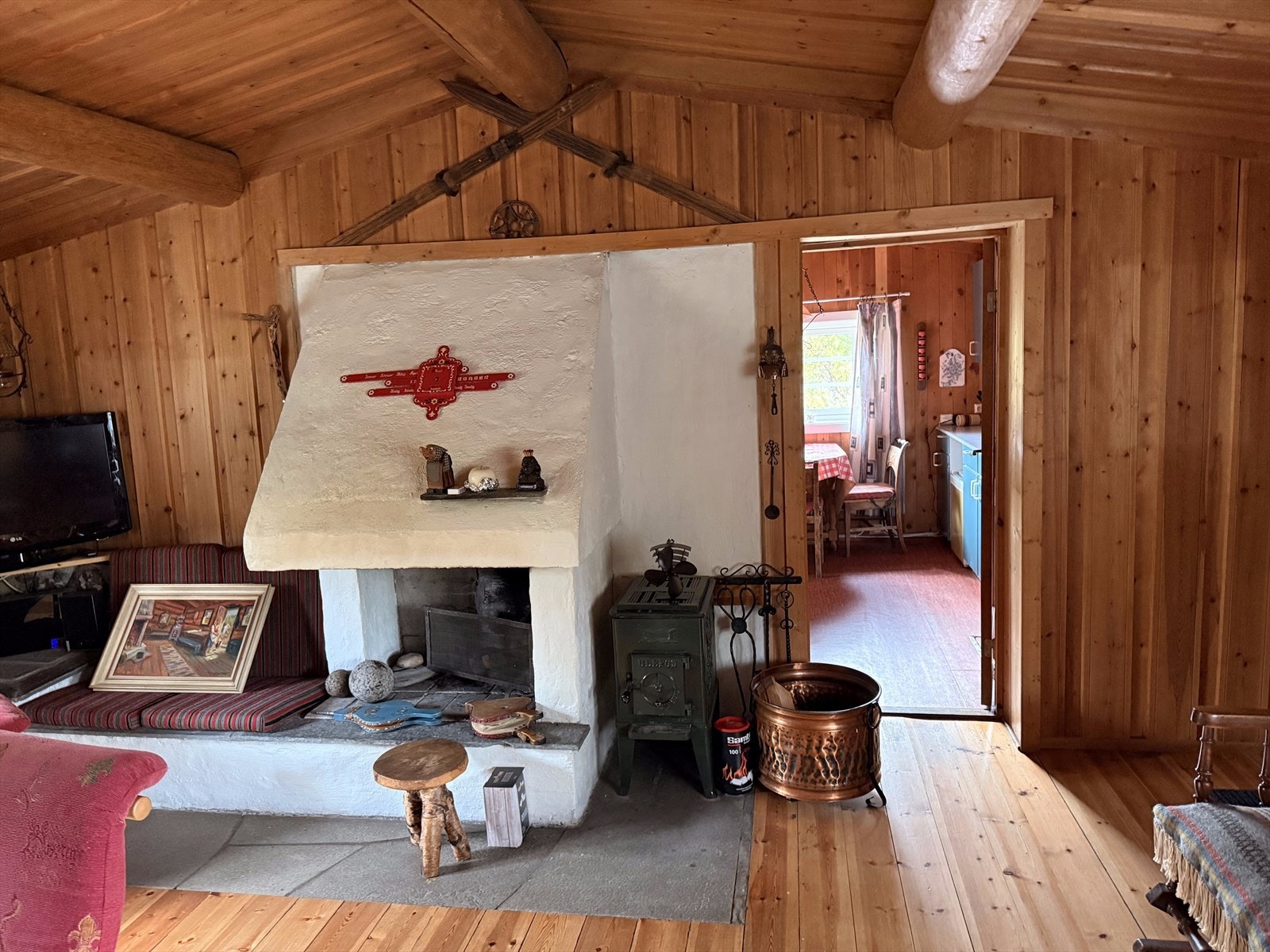 Videre adkomst til kjøkken og soverom fra stue/spisestue Galleribilde