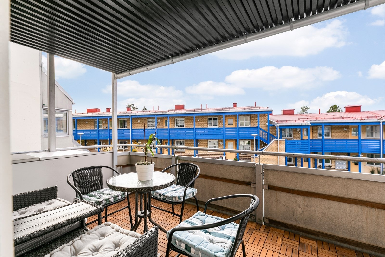 Det er utgang til balkong fra stue og soverom. Galleribilde