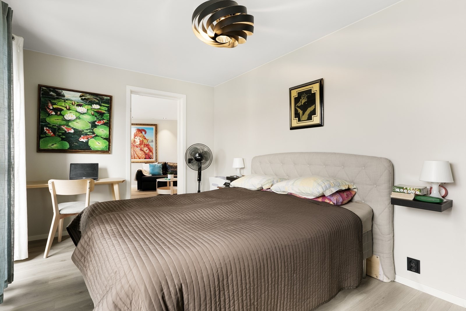 Rommet har også en fin plass til en hjemmekontorløsning ved vinduet. Galleribilde