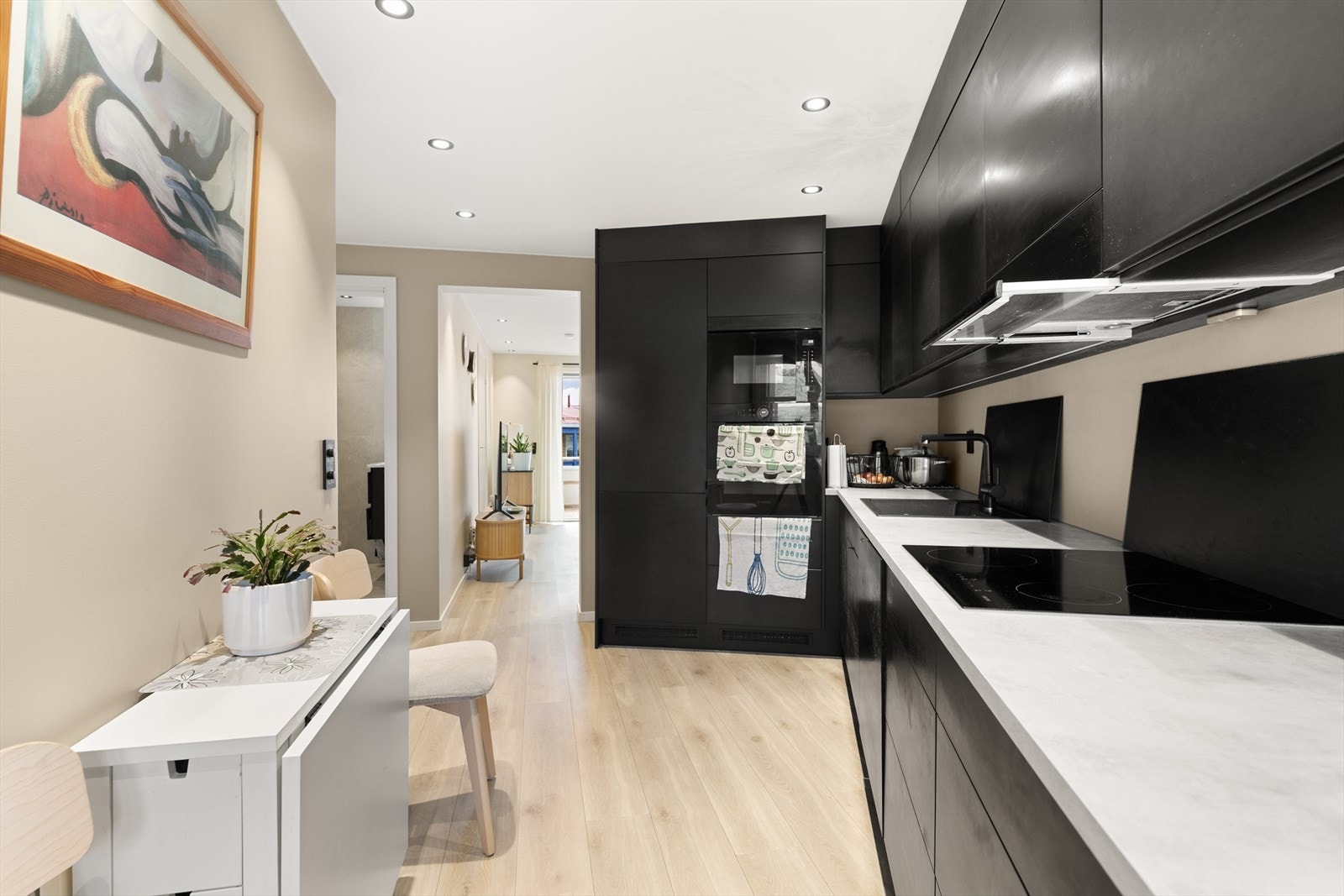 Høyskapet rommer både integrert stekeovn og kjøl-/fryseskap. Galleribilde