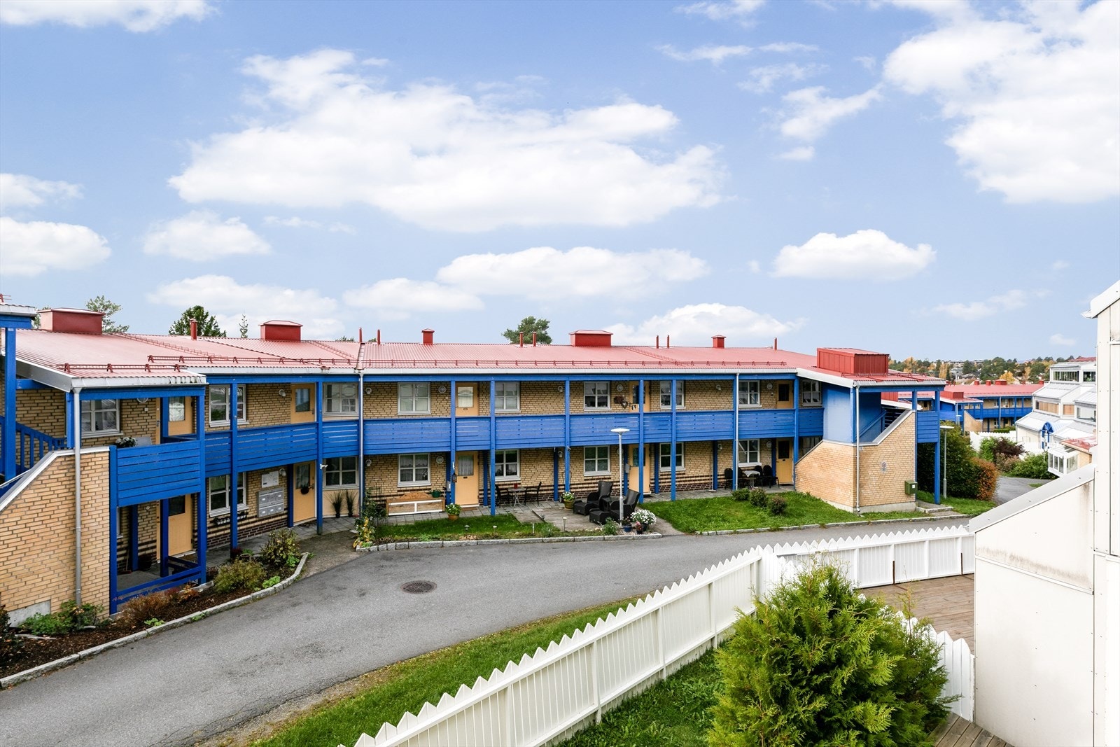 Bygget er fra 1991 og har fasader kledd med trepanel og pussete flater. Galleribilde