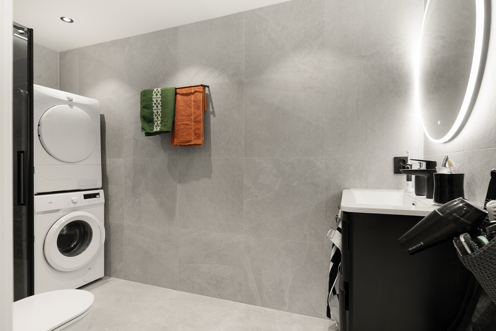 Nydelig bad/wc fra 2023. Her er det gulvvarme for komfort og et praktisk opplegg for vaskesøyle. Galleribilde