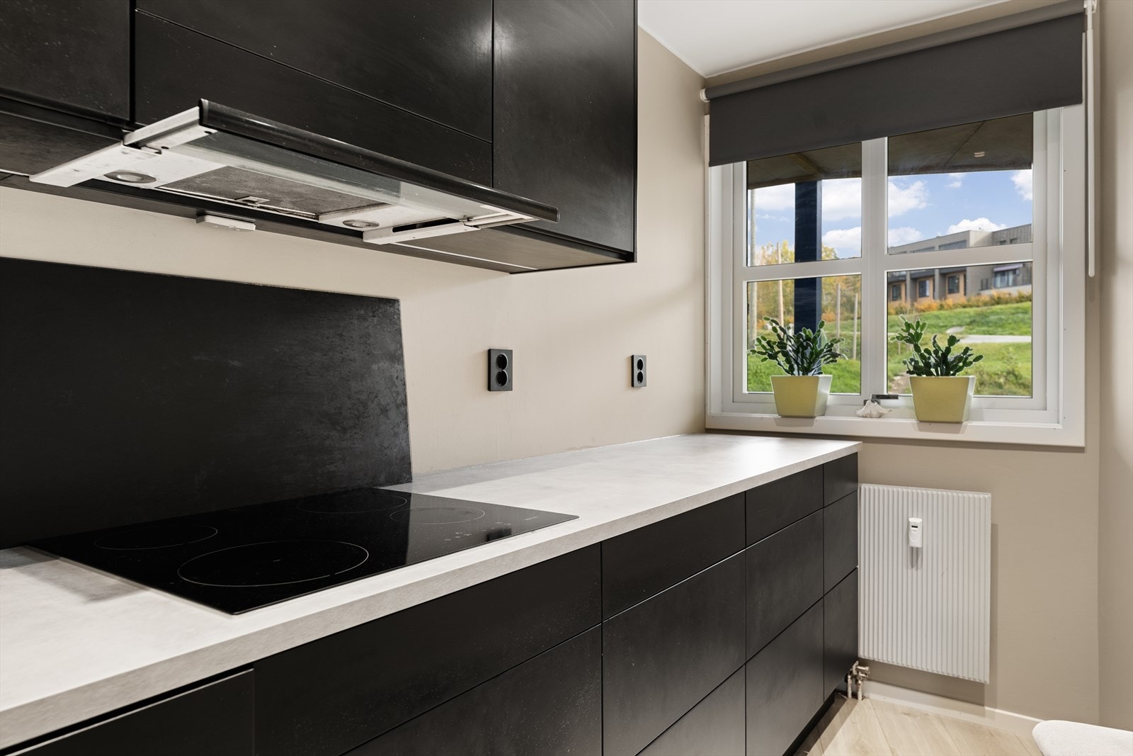Kjøkkenet er utstyrt med nedfelt platetopp og ventilator tilkoblet fellesanlegget. Galleribilde