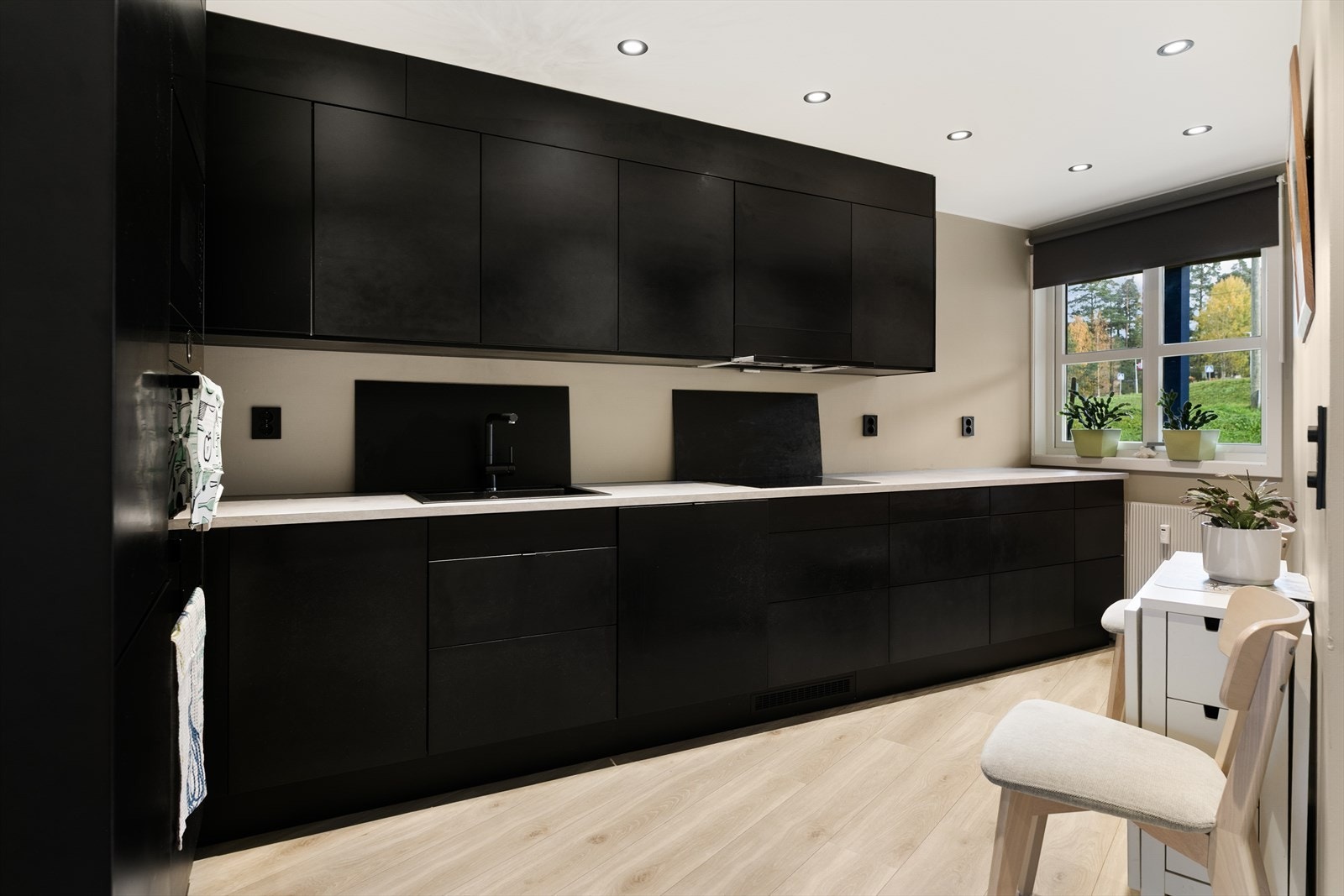 Kjøkkenet fra 2023 har et stilrent uttrykk med integrerte hvitevarer og rikelig med benkeplass. Galleribilde