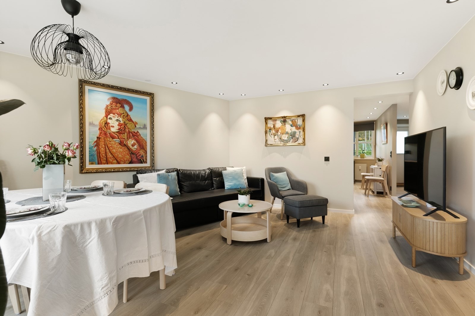 Stuen er lett å møblere med plass til både sofagruppe og spisebord. Galleribilde