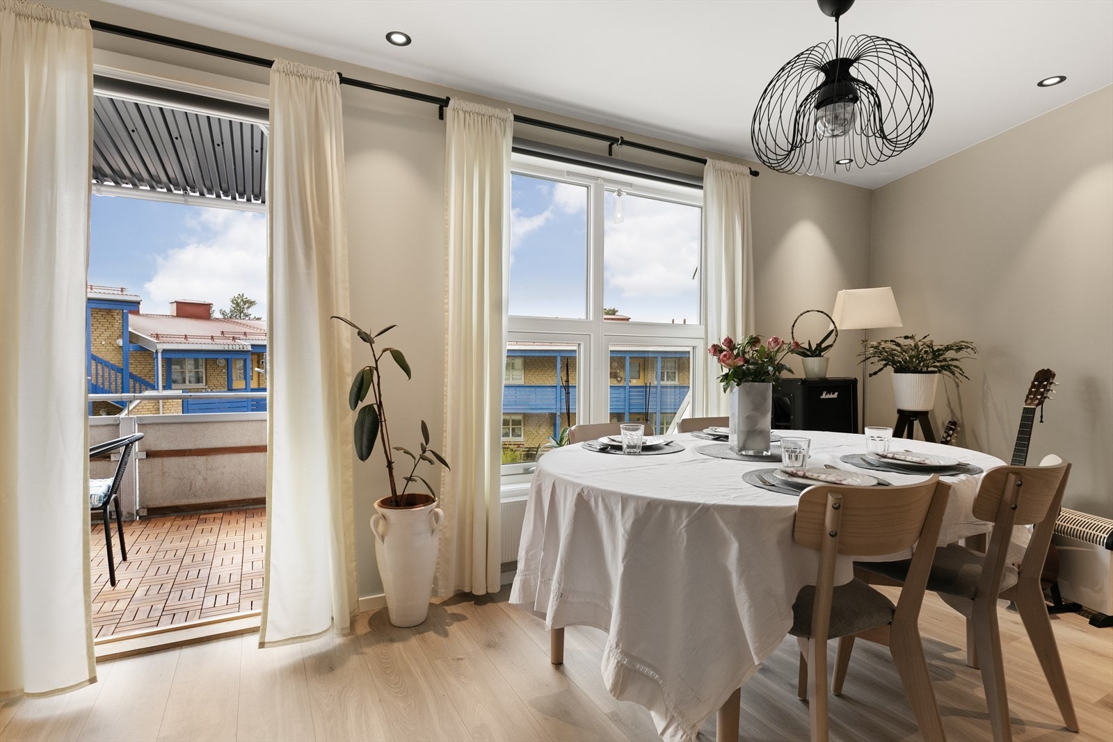 Stuen er et sentralt rom med enstavs parkett og utgang til den sydvestvendte balkongen. Galleribilde