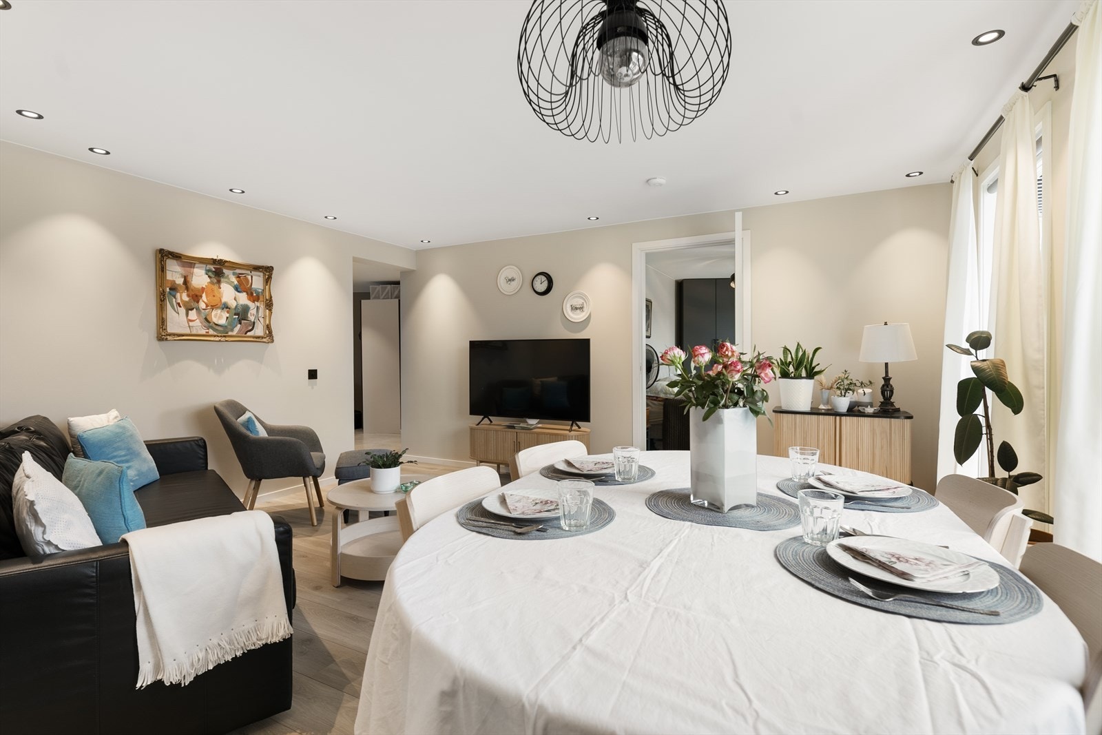 Takhøyden på 231 cm og de lyse overflatene bidrar til en luftig atmosfære. Med dowlights i tak Galleribilde