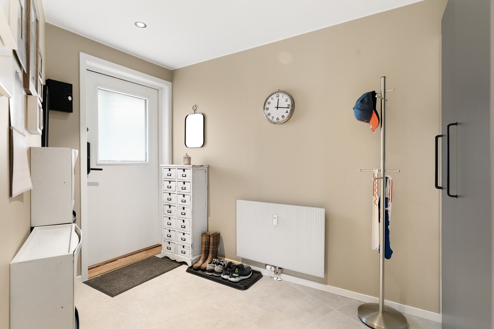 Du ønskes velkommen inn i en lys entré med flislagt gulv og behagelig gulvvarme. Galleribilde