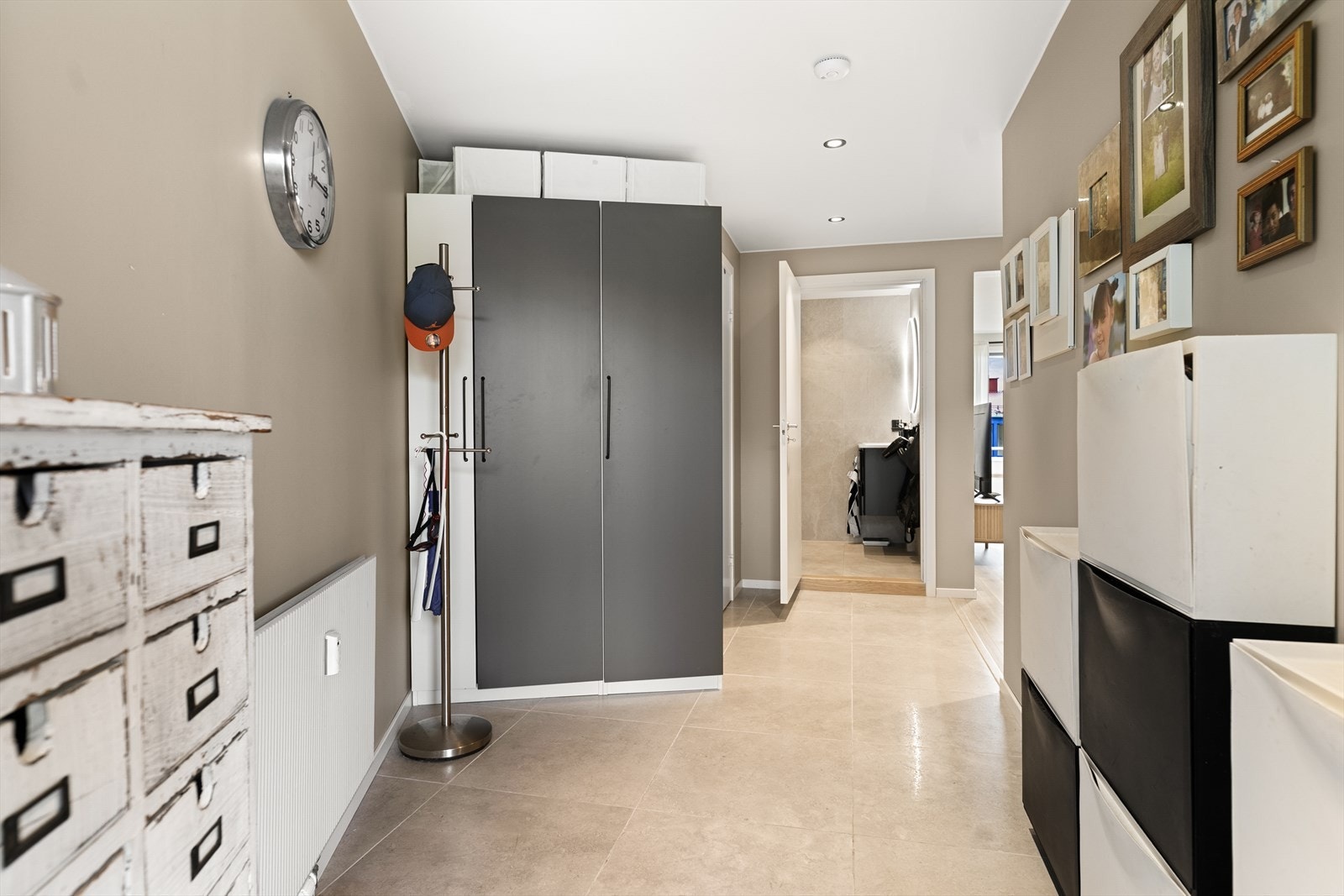 Gangen er romslig og gir god plass til garderobeløsninger for oppbevaring. Galleribilde