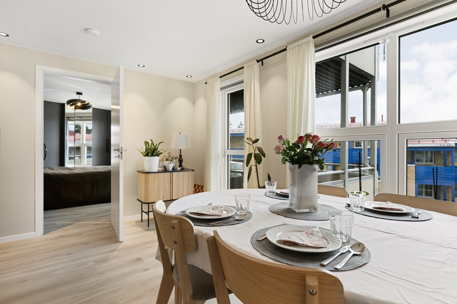 Fra stuen er det inngang til leilighetens soverom. Galleribilde