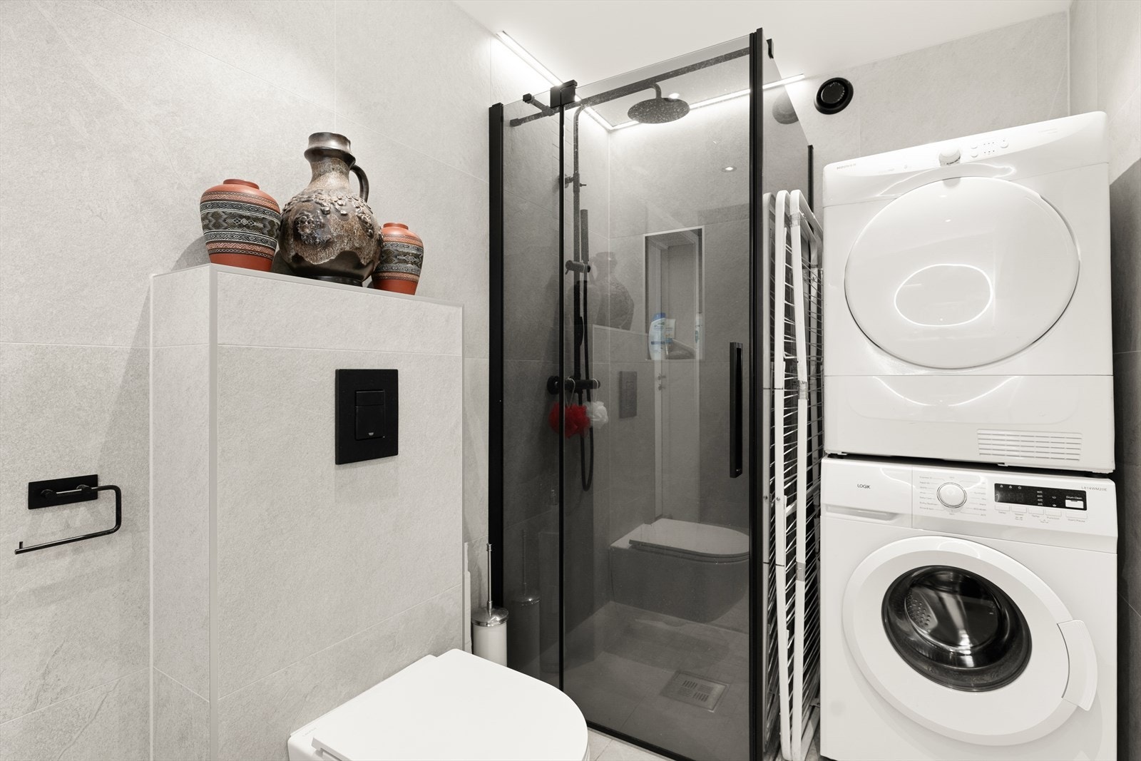 Badet ble totalrenovert i 2023 og har et moderne dusjhjørne og vegghengt toalett. Galleribilde